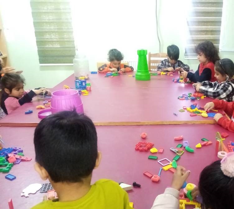 حضور بچه های مهدکودک و بازی و شادی کودکان