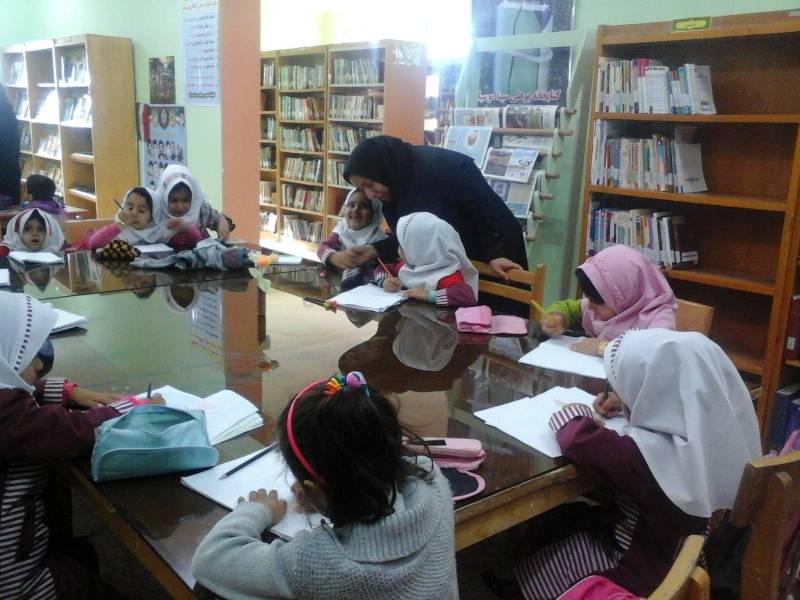 نقاشی با اعضای کودک کتابخانه